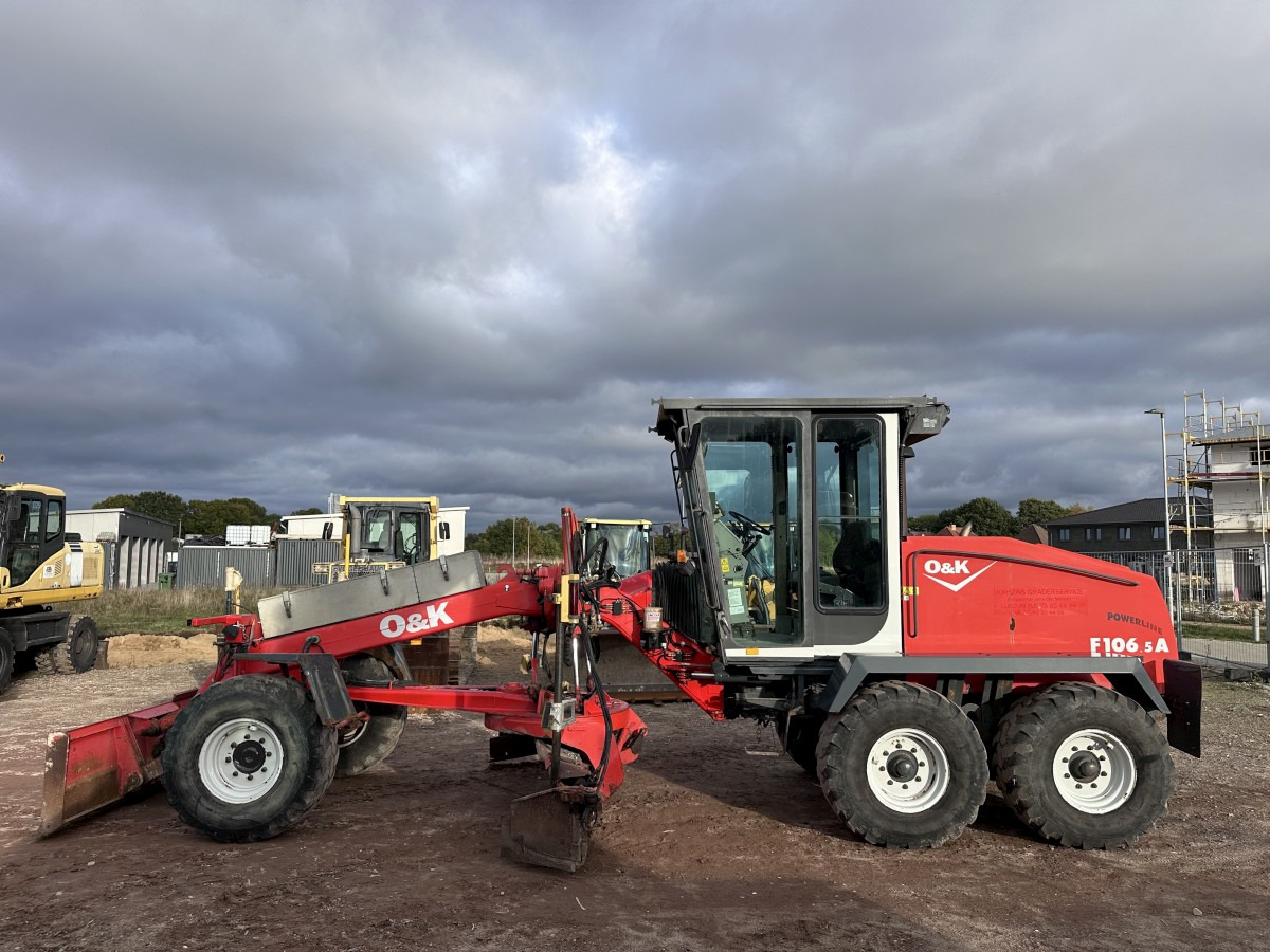 NEW HOLLAND F 106.5 - 6x6 Laser Topcon- Klima Cummins 6 Zyl. - Väghyvel: bild 1 NEW HOLLAND F 106.5 - 6x6 Laser Topcon- Klima Cummins 6 Zyl. - Väghyvel: bild 1