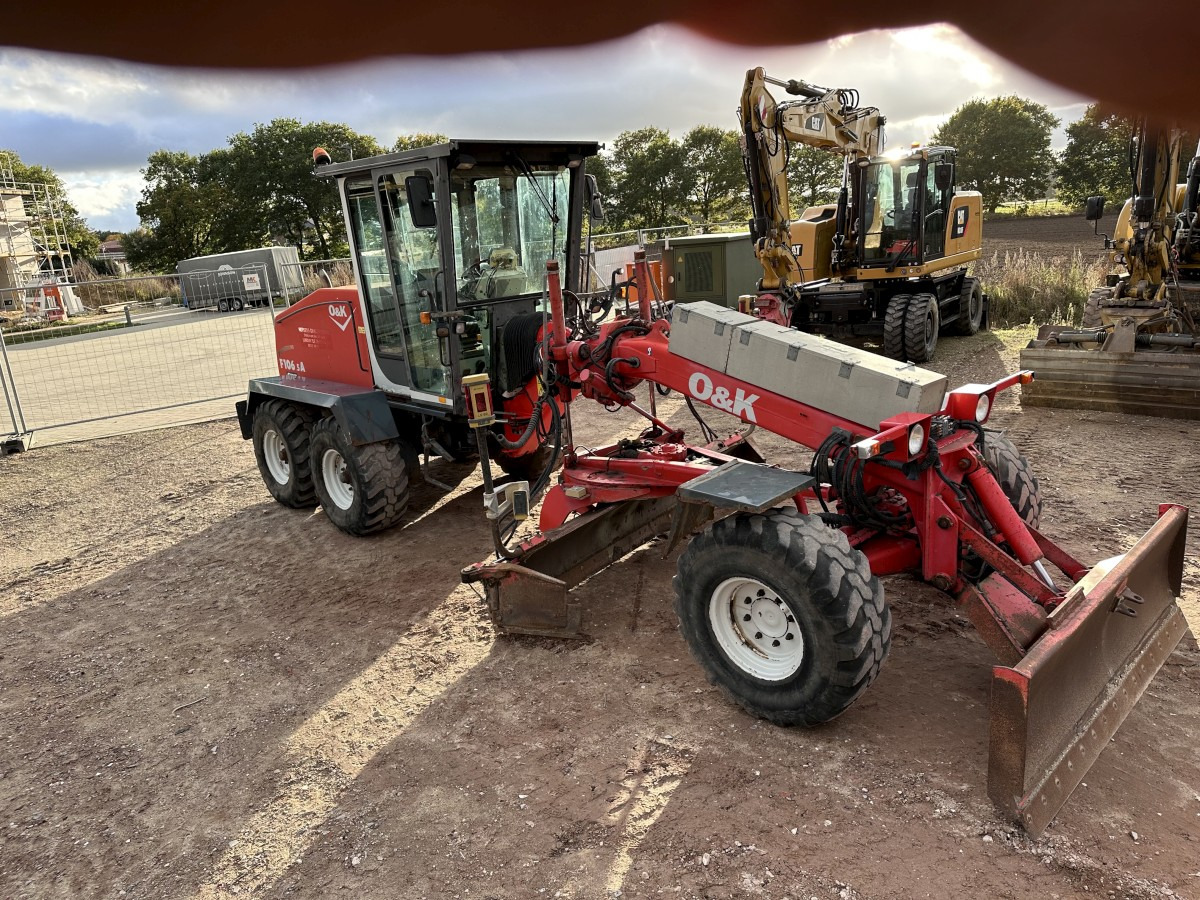 O&K F 106.5 - 6x6 Laser Topcon- Klima Cummins 6 Zyl. - Väghyvel: bild 4 O&K F 106.5 - 6x6 Laser Topcon- Klima Cummins 6 Zyl. - Väghyvel: bild 4