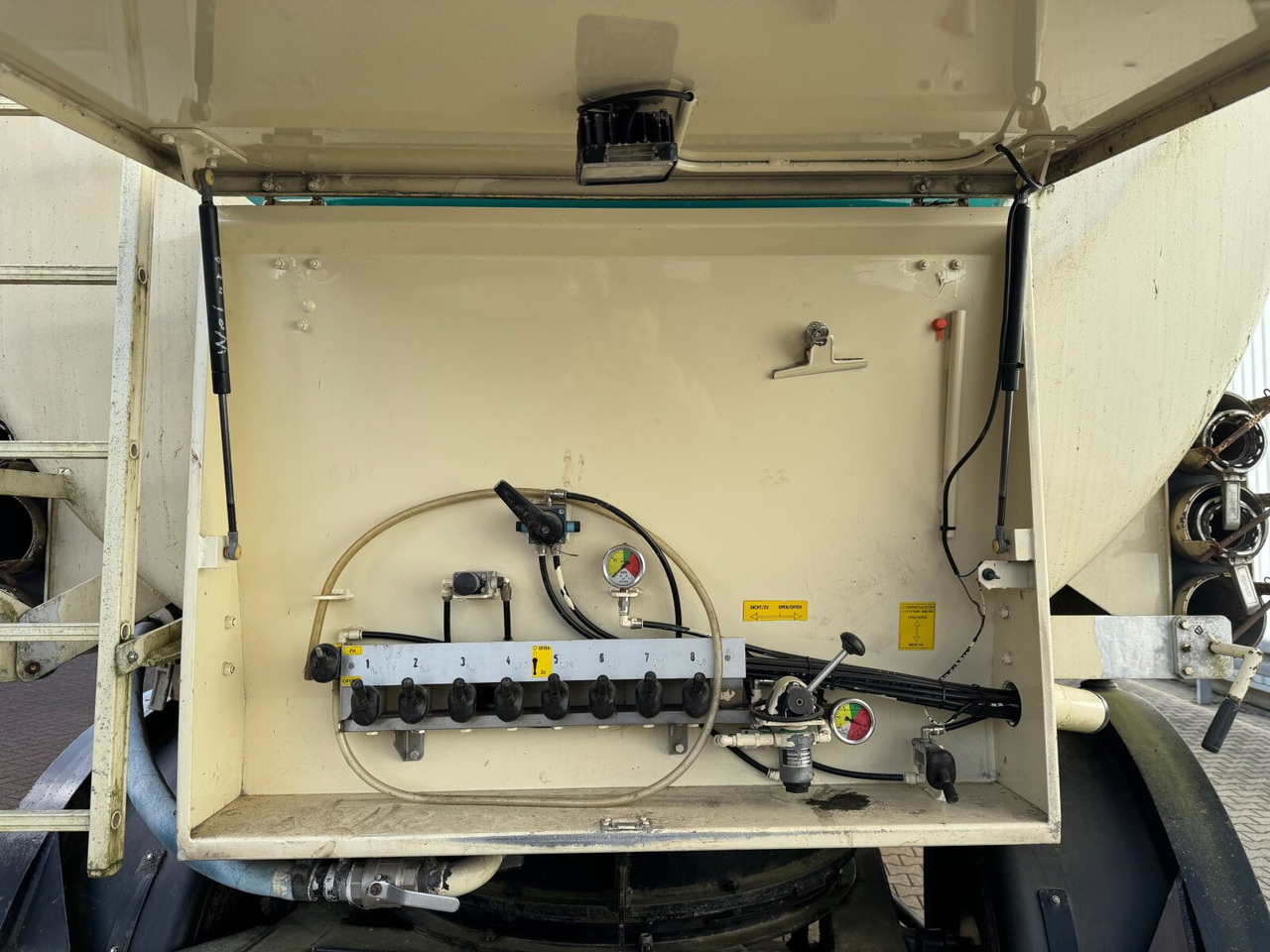 97WSL 33-24 Siloauflieger Welgro 97WSL 33-24 Siloauflieger, Lenkachse, 8 Kammern, ca. 51m³ - Bulktrailer: bild 4 97WSL 33-24 Siloauflieger Welgro 97WSL 33-24 Siloauflieger, Lenkachse, 8 Kammern, ca. 51m³ - Bulktrailer: bild 4