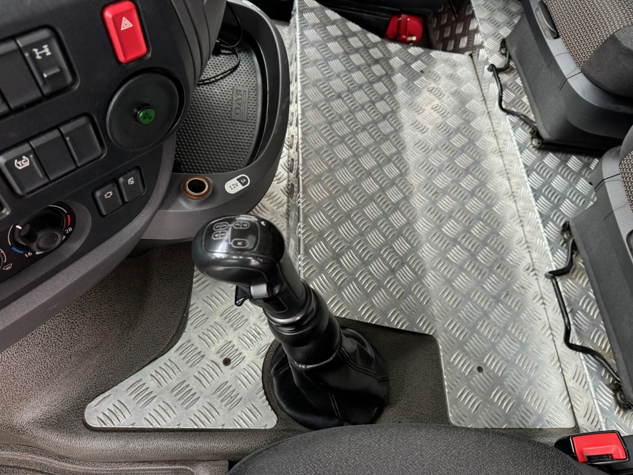 DAF XF 410 FA 4x2 XF 410 FA 4x2, Fahrschule, 2x AHK, 6 Sitze - Flakbil: bild 5 DAF XF 410 FA 4x2 XF 410 FA 4x2, Fahrschule, 2x AHK, 6 Sitze - Flakbil: bild 5