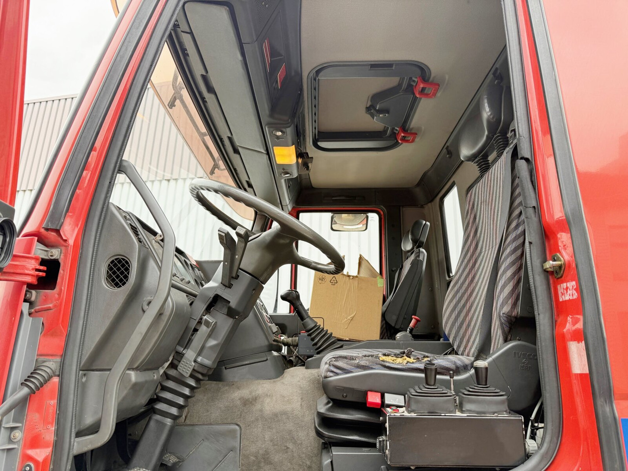 EuroTech 240E38 6x2-4 EuroTech 240E38 6x2-4, Lift-/Lenkachse, Seilwinde, Kran Hiab 100 - Lastväxlare lastbil, Kranbil: bild 3 EuroTech 240E38 6x2-4 EuroTech 240E38 6x2-4, Lift-/Lenkachse, Seilwinde, Kran Hiab 100 - Lastväxlare lastbil, Kranbil: bild 3