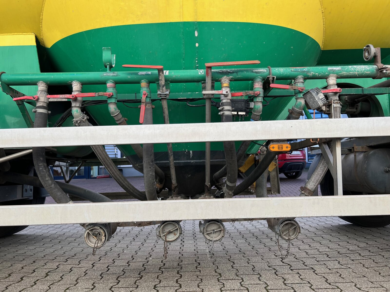 Feldbinder EUT 31.2 Silo-Anhänger EUT 31.2 Silo-Anhänger, ca. 31m³, 4x Domdeckel - Tanksläp: bild 2 Feldbinder EUT 31.2 Silo-Anhänger EUT 31.2 Silo-Anhänger, ca. 31m³, 4x Domdeckel - Tanksläp: bild 2