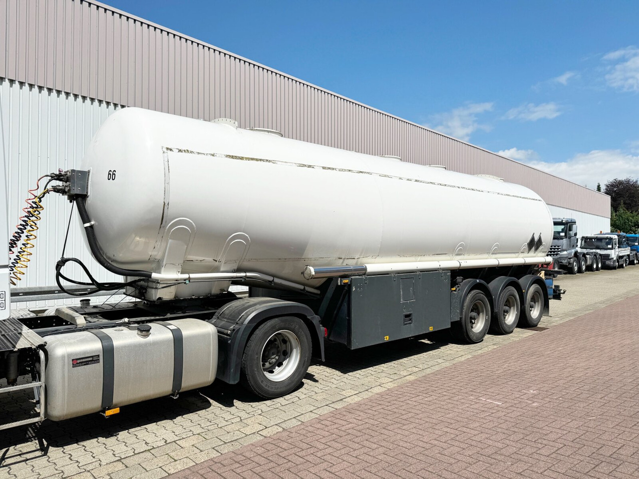 Feldbinder TSA 44.3-4 TSA 44.3-4, Tankauflieger, 4 Kammern, 43300l - Tanktrailer: bild 1 Feldbinder TSA 44.3-4 TSA 44.3-4, Tankauflieger, 4 Kammern, 43300l - Tanktrailer: bild 1