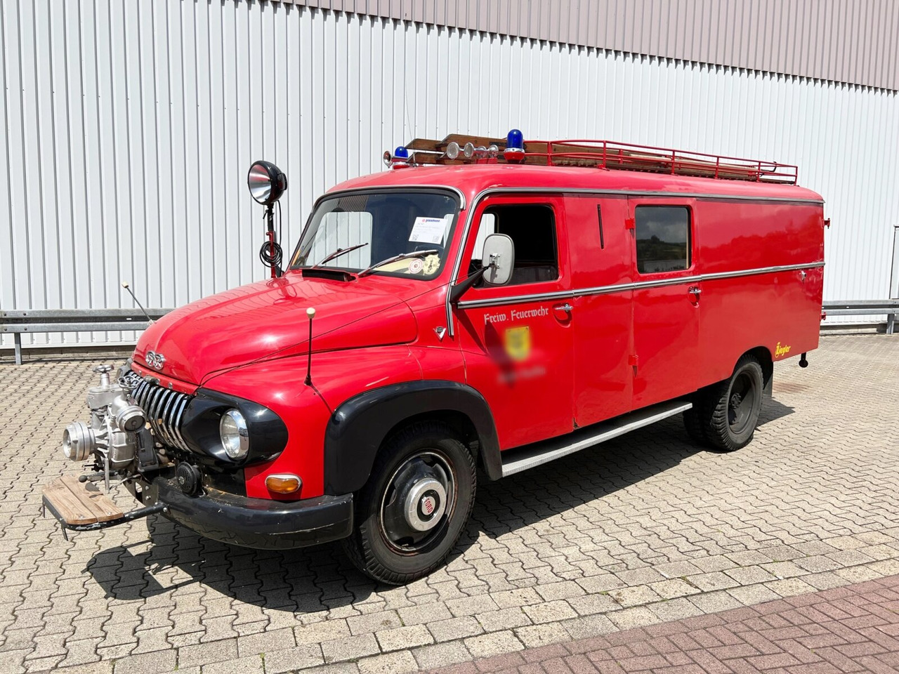 Ford FK 2500 4x2 LF8 Feuerwehr FK 2500 4x2 LF8 Feuerwehr - Släck/ Räddningsvagn: bild 1 Ford FK 2500 4x2 LF8 Feuerwehr FK 2500 4x2 LF8 Feuerwehr - Släck/ Räddningsvagn: bild 1
