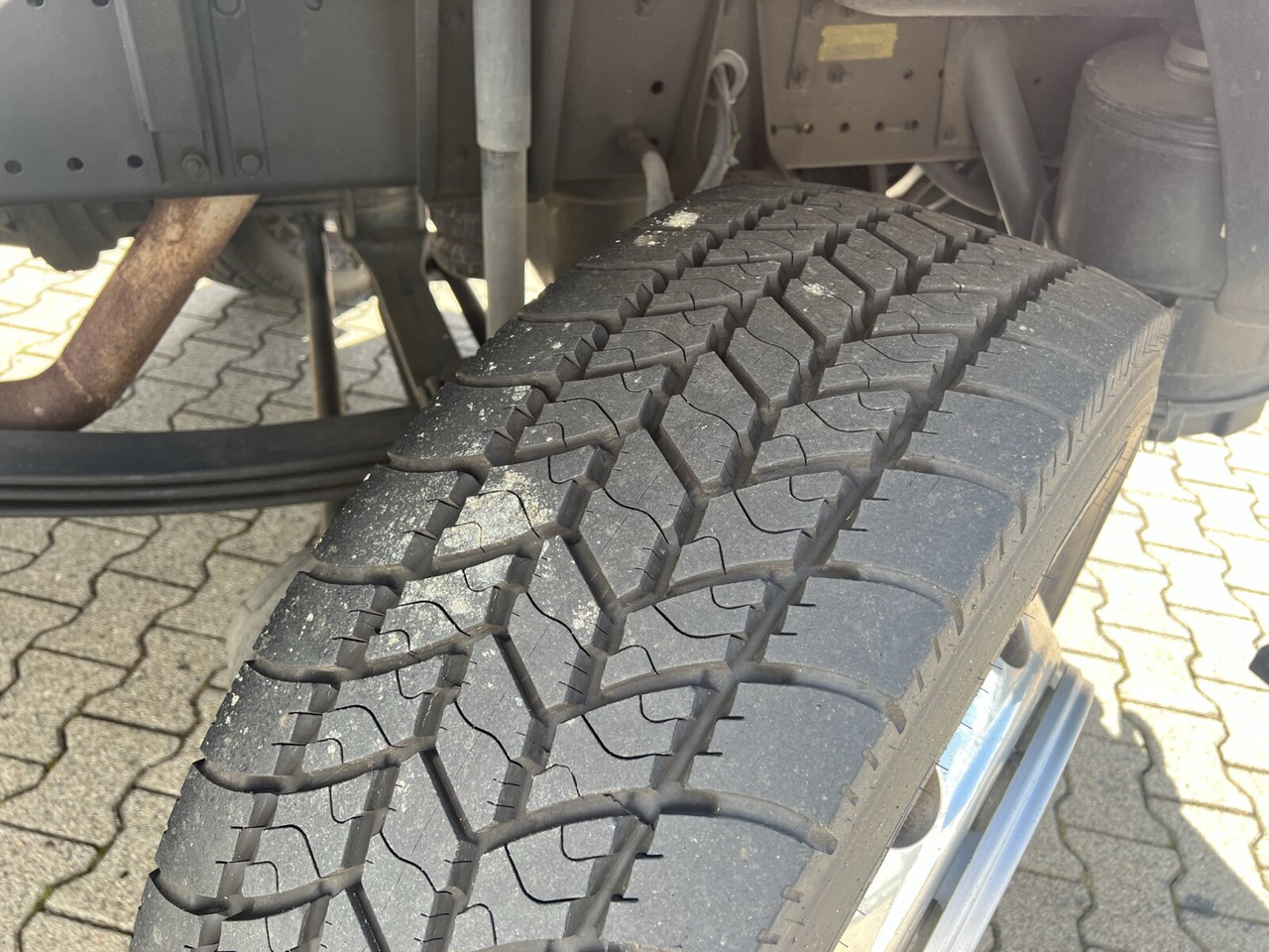 MAN 25/18.284 6x2-4 LL 25/18.284 6x2-4 LL,Kran HMF 1113 K3, Funk, Retarder - Lastväxlare lastbil, Kranbil: bild 2 MAN 25/18.284 6x2-4 LL 25/18.284 6x2-4 LL,Kran HMF 1113 K3, Funk, Retarder - Lastväxlare lastbil, Kranbil: bild 2