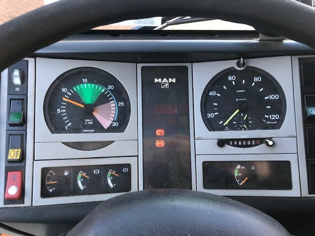 MAN LE 8.185 LC Doka 4x2 BB LE 8.185 LC Doka 4x2 BB, 2x AHK - Flakbil: bild 3 MAN LE 8.185 LC Doka 4x2 BB LE 8.185 LC Doka 4x2 BB, 2x AHK - Flakbil: bild 3