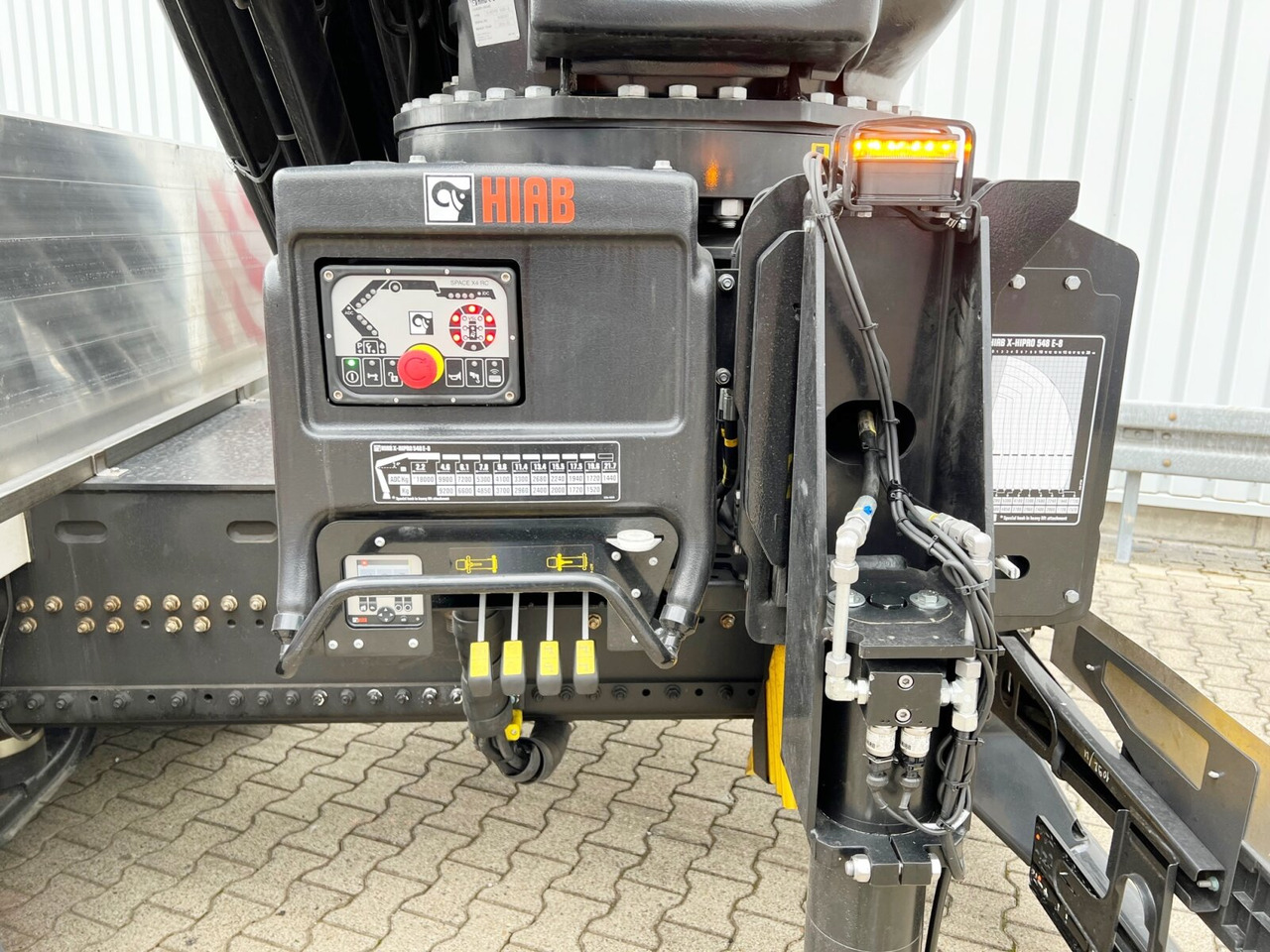 MAN TGX 26.510 6x2-4 LL CH TGX 26.510 6x2-4 LL, Kran Hiab X-HiPro 548 E-8, Lenk-/Liftachse, TwistLock 20Fuß, Funk, Retarder - Kranbil, Flakbil: bild 3 MAN TGX 26.510 6x2-4 LL CH TGX 26.510 6x2-4 LL, Kran Hiab X-HiPro 548 E-8, Lenk-/Liftachse, TwistLock 20Fuß, Funk, Retarder - Kranbil, Flakbil: bild 3