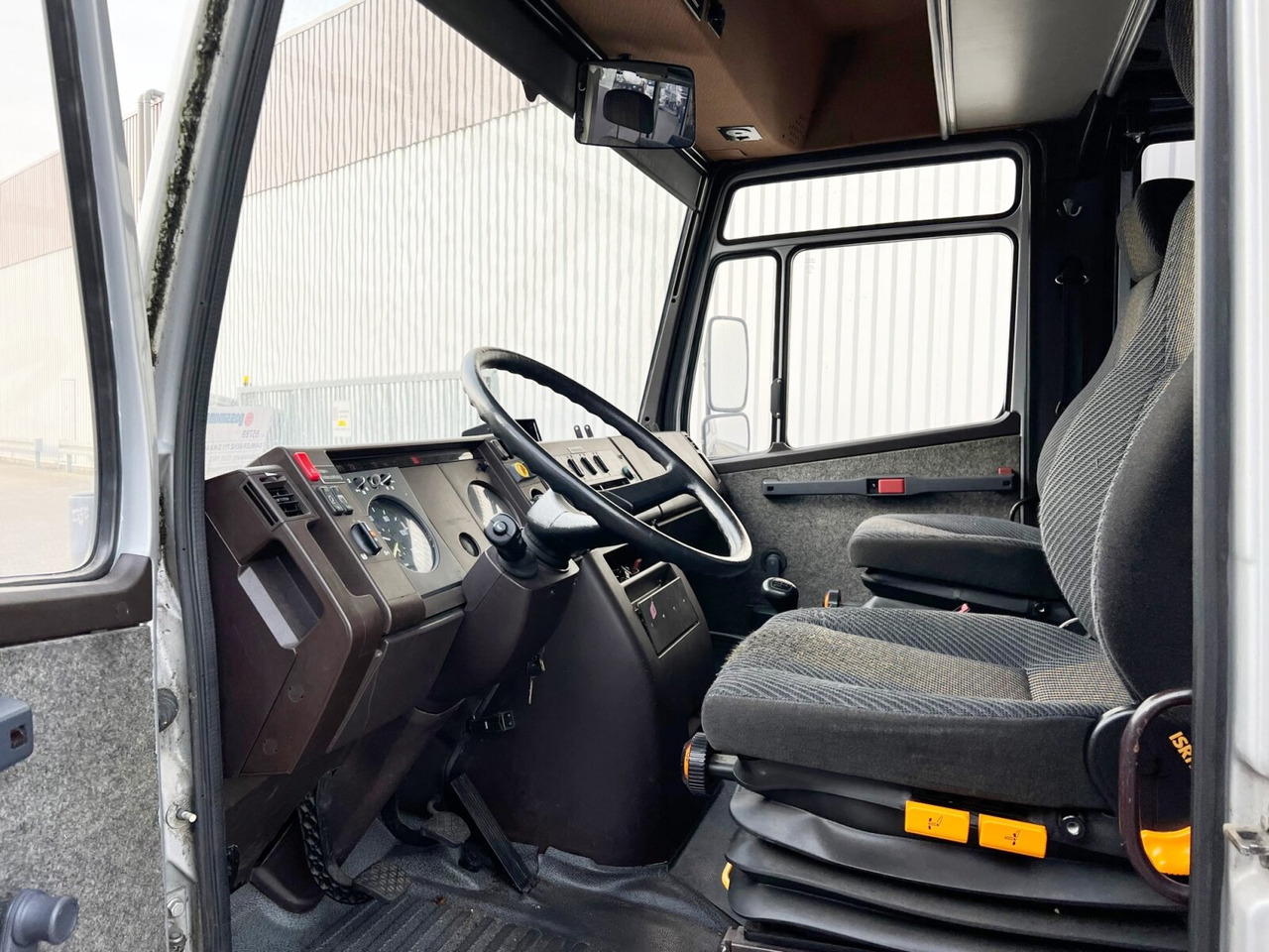 Mercedes-Benz 711 D-KA 4x2 711 D-KA 4x2, Standklima, 11-Sitze, 2 x on stock - Minibuss, Persontransport: bild 3 Mercedes-Benz 711 D-KA 4x2 711 D-KA 4x2, Standklima, 11-Sitze, 2 x on stock - Minibuss, Persontransport: bild 3