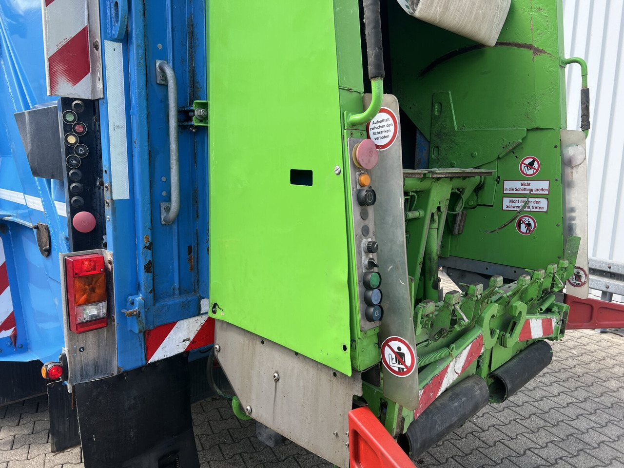 Mercedes-Benz Actros 2032 LA 4x4 Actros 2032 LA 4x4, Faun Variopress 310 ca. 10m³, Zöller Schüttung - Sopbil: bild 2 Mercedes-Benz Actros 2032 LA 4x4 Actros 2032 LA 4x4, Faun Variopress 310 ca. 10m³, Zöller Schüttung - Sopbil: bild 2