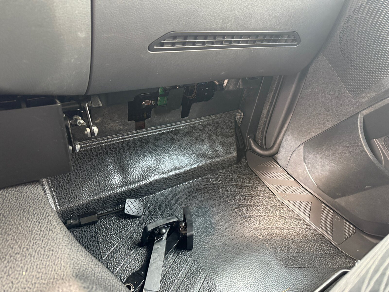 Mercedes-Benz Arocs 1827 A 4x4 Arocs 1827 A 4x4, Ex-! - Flakbil: bild 4 Mercedes-Benz Arocs 1827 A 4x4 Arocs 1827 A 4x4, Ex-! - Flakbil: bild 4