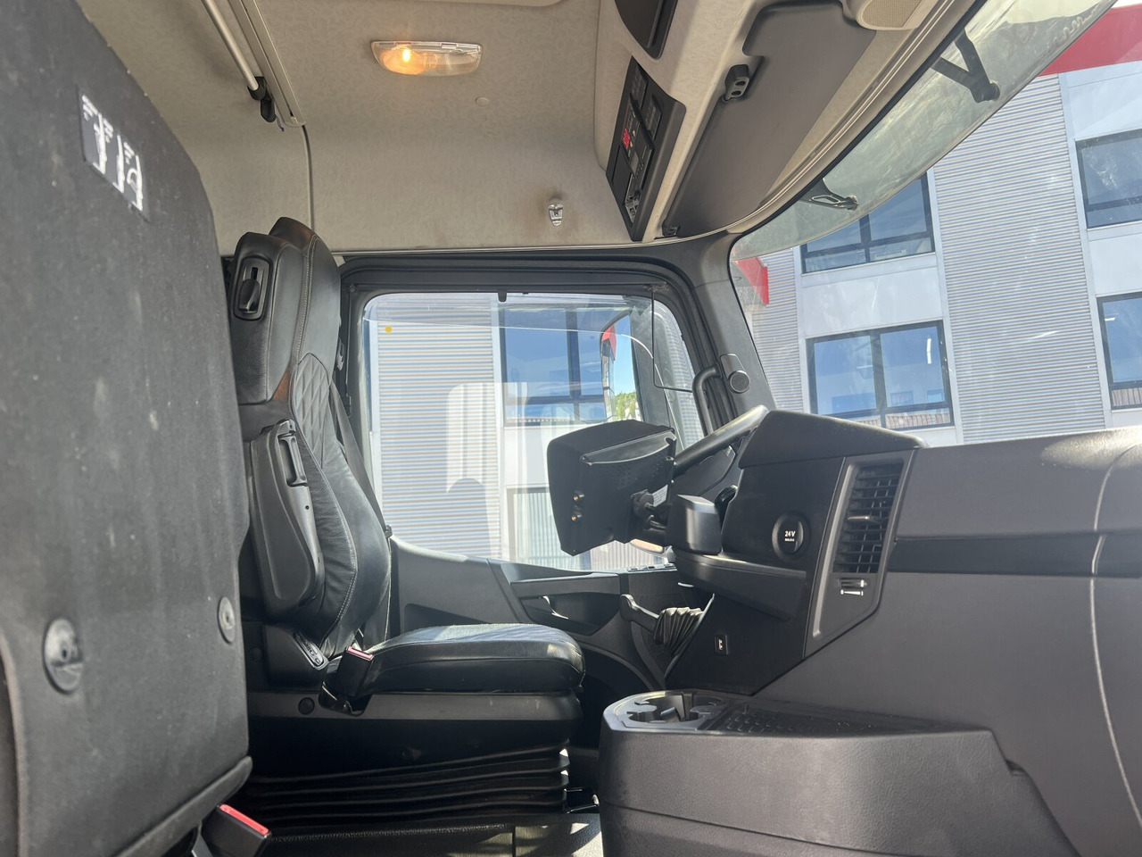 Mercedes-Benz Arocs 3251 LK 8x4/4 Arocs 3251 LK 8x4/4, Retarder, Stahlmulde ca. 15m³, hydr. Heckklappe - Dumper: bild 4 Mercedes-Benz Arocs 3251 LK 8x4/4 Arocs 3251 LK 8x4/4, Retarder, Stahlmulde ca. 15m³, hydr. Heckklappe - Dumper: bild 4