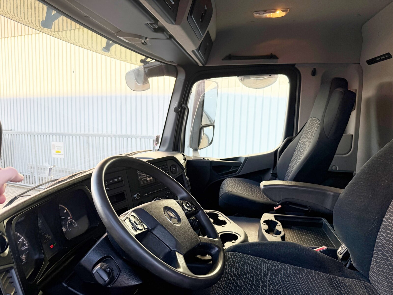 Mercedes-Benz Arocs 3351 AK 6x6 Arocs 3351 AK 6x6, Retarder, Grounder, Motorabtrieb, pneum. Heckklappenöffnung - Tippbil lastbil: bild 4 Mercedes-Benz Arocs 3351 AK 6x6 Arocs 3351 AK 6x6, Retarder, Grounder, Motorabtrieb, pneum. Heckklappenöffnung - Tippbil lastbil: bild 4