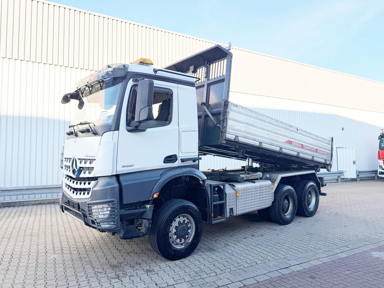 Mercedes-Benz Arocs 3351 AK 6x6 Arocs 3351 AK 6x6, Retarder, Grounder, Motorabtrieb, pneum. Heckklappenöffnung - Tippbil lastbil: bild 1 Mercedes-Benz Arocs 3351 AK 6x6 Arocs 3351 AK 6x6, Retarder, Grounder, Motorabtrieb, pneum. Heckklappenöffnung - Tippbil lastbil: bild 1