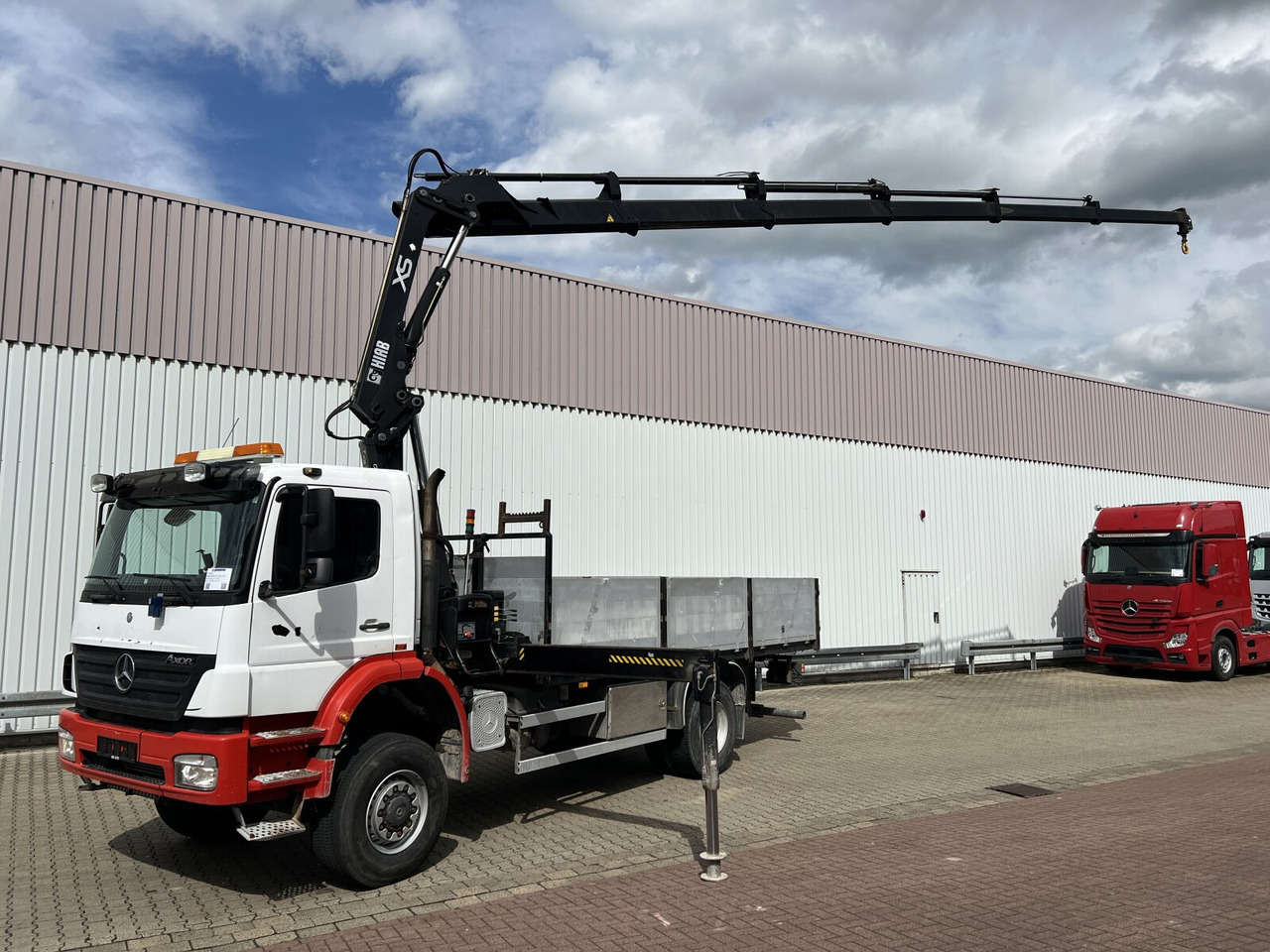 Mercedes-Benz Axor 1828 A 4x4 Axor 1828 A 4x4 mit Kran Hiab XS 166 E-5 - Kranbil, Flakbil: bild 1 Mercedes-Benz Axor 1828 A 4x4 Axor 1828 A 4x4 mit Kran Hiab XS 166 E-5 - Kranbil, Flakbil: bild 1