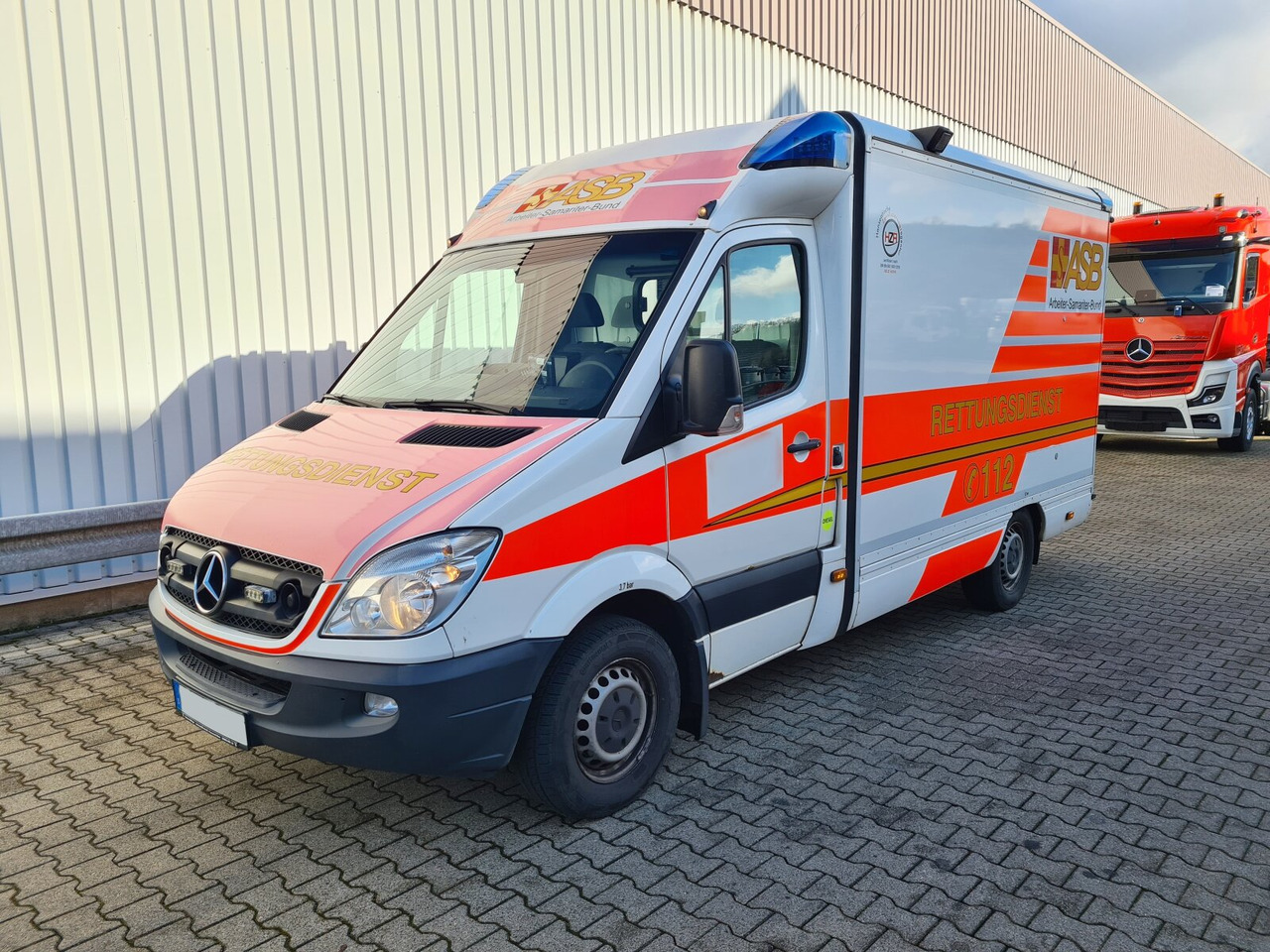 Mercedes-Benz Sprinter 316 KA 4x2 Sprinter 316 KA 4x2, Rettungswagen - Skåpbil: bild 1 Mercedes-Benz Sprinter 316 KA 4x2 Sprinter 316 KA 4x2, Rettungswagen - Skåpbil: bild 1