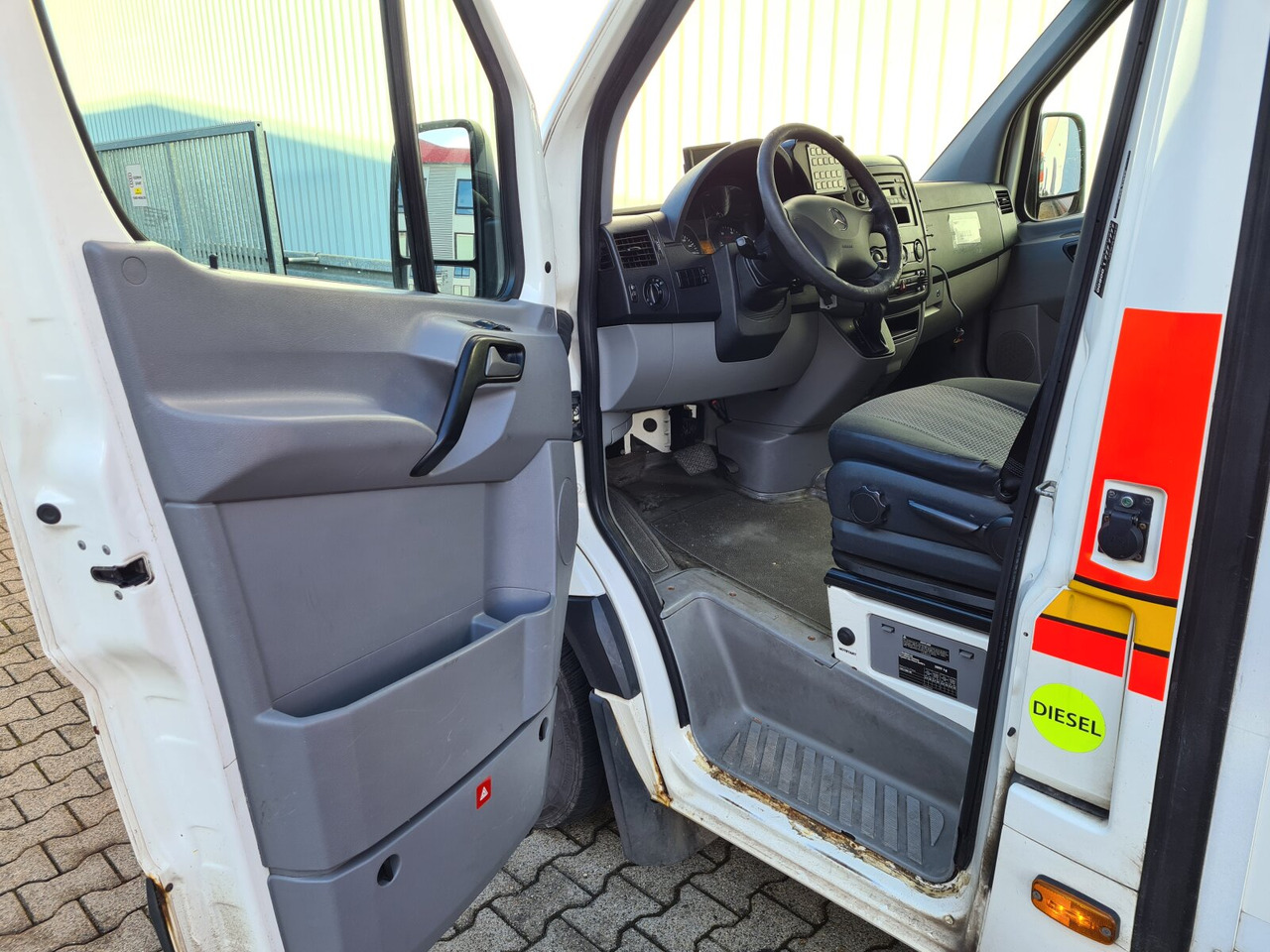 Mercedes-Benz Sprinter 316 KA 4x2 Sprinter 316 KA 4x2, Rettungswagen - Skåpbil: bild 4 Mercedes-Benz Sprinter 316 KA 4x2 Sprinter 316 KA 4x2, Rettungswagen - Skåpbil: bild 4