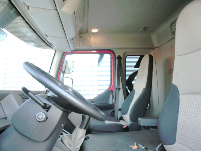 Renault Midlum 220 DXi 4x2 - Lastbil med skåp: bild 2 Renault Midlum 220 DXi 4x2 - Lastbil med skåp: bild 2