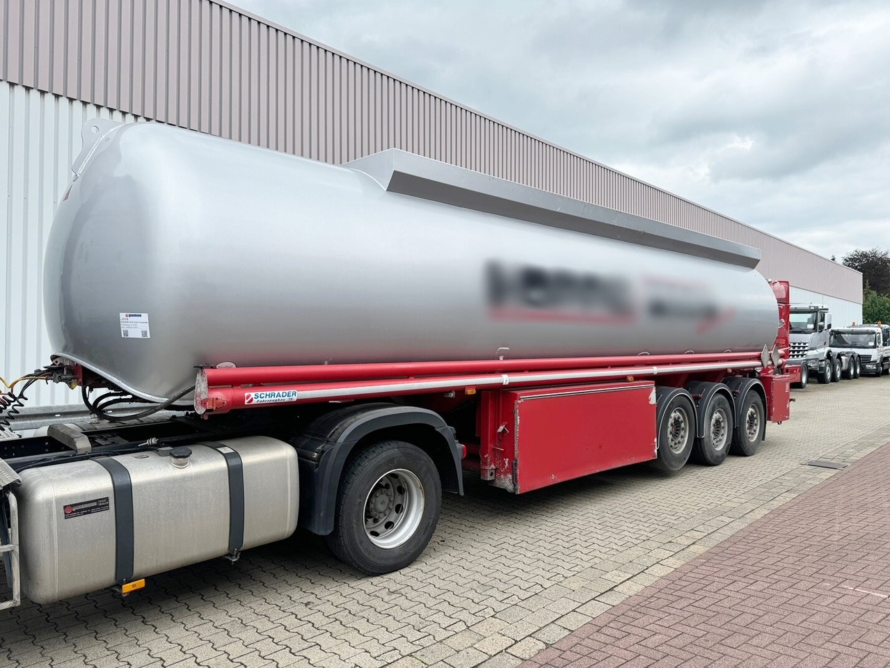 Schrader Z-STA 24-42.7/4 Tankauflieger Z-STA 24-42.7/4, 4 Kammern, ca. 42700l, 2x Liftachse, Oben-/Untenbefüllung - Tanktrailer: bild 1 Schrader Z-STA 24-42.7/4 Tankauflieger Z-STA 24-42.7/4, 4 Kammern, ca. 42700l, 2x Liftachse, Oben-/Untenbefüllung - Tanktrailer: bild 1