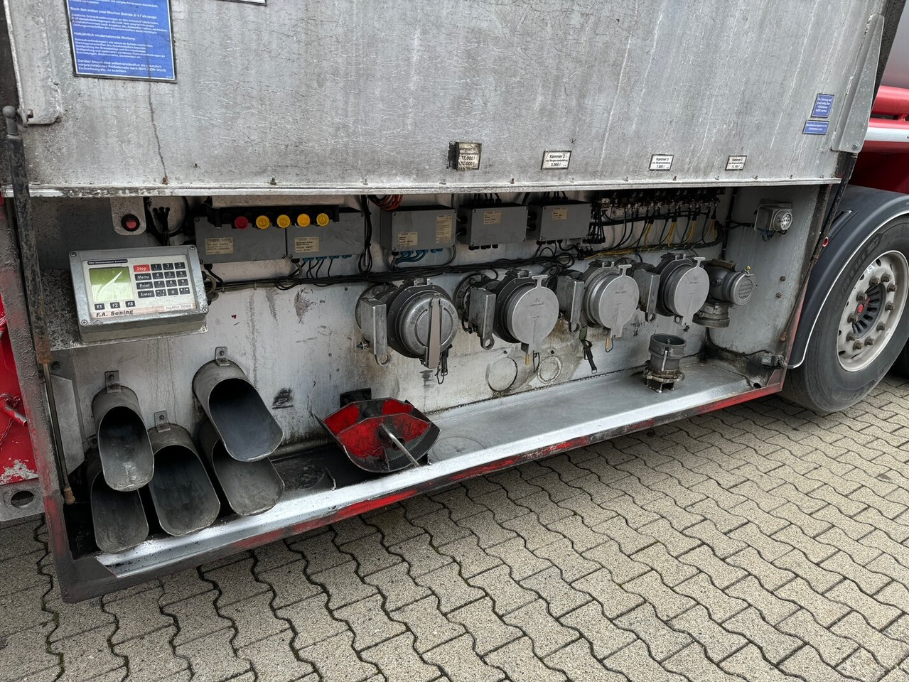 Schrader Z-STA 24-42.7/4 Tankauflieger Z-STA 24-42.7/4, 4 Kammern, ca. 42700l, 2x Liftachse, Oben-/Untenbefüllung - Tanktrailer: bild 2 Schrader Z-STA 24-42.7/4 Tankauflieger Z-STA 24-42.7/4, 4 Kammern, ca. 42700l, 2x Liftachse, Oben-/Untenbefüllung - Tanktrailer: bild 2