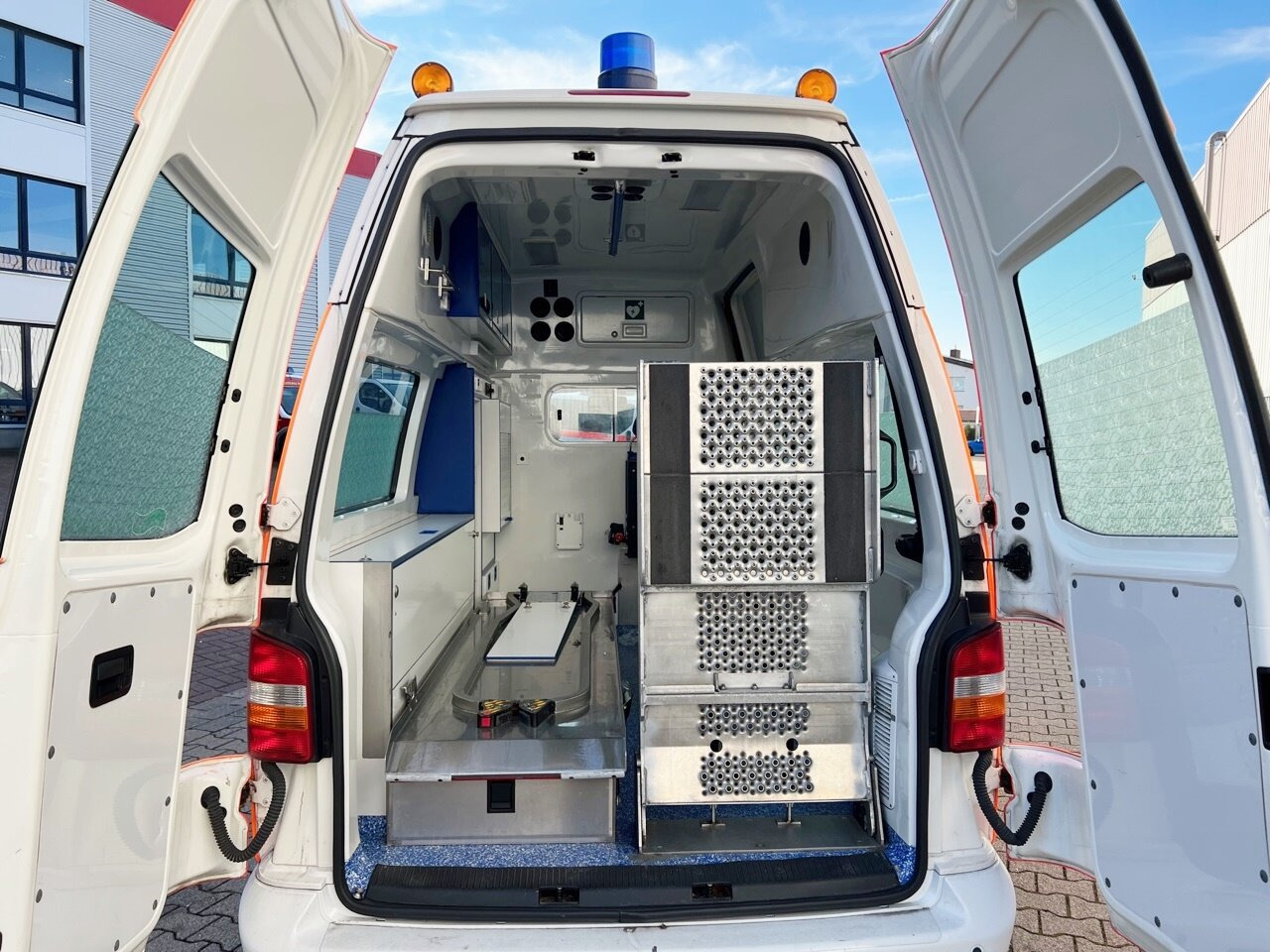 Volkswagen T5 2.5 TDI 4x2 T5 2.5 TDI 4x2, Krankenwagen - Ambulans: bild 2 Volkswagen T5 2.5 TDI 4x2 T5 2.5 TDI 4x2, Krankenwagen - Ambulans: bild 2