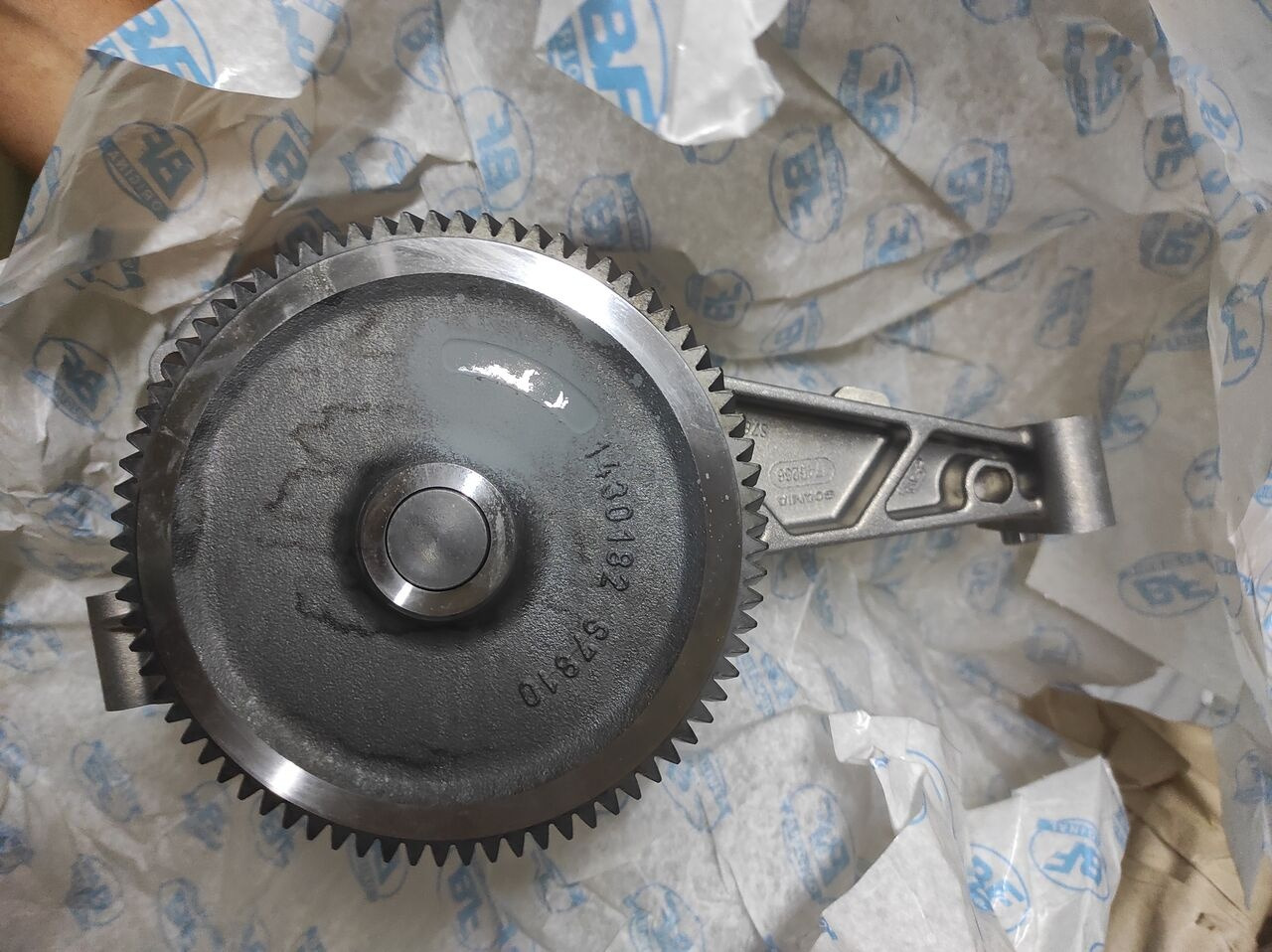 Scania 1746266   Scania truck - Oljepump för Lastbil: bild 3 Scania 1746266   Scania truck - Oljepump för Lastbil: bild 3