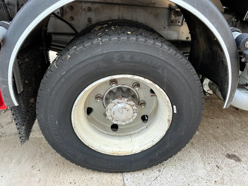 Renault MIDLUM 150 FUEL TANKER / CITERNE MAZOUT - 6500L - 3 COMPARTIMENTS - *ENGINE PROBLEM* - Tankbil: bild 5 Renault MIDLUM 150 FUEL TANKER / CITERNE MAZOUT - 6500L - 3 COMPARTIMENTS - *ENGINE PROBLEM* - Tankbil: bild 5