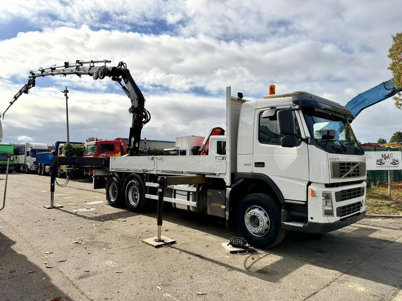 Volvo FM 300 6x4 + (25.8m!) PRITSCHE + KRAN HIAB 245 E-5 + JIB 65 X-3 + 2 ME - *228.000km* - MANUAL - A/C - EURO 3 - BELGIAN TRUCK - Flakbil, Kranbil: bild 2 Volvo FM 300 6x4 + (25.8m!) PRITSCHE + KRAN HIAB 245 E-5 + JIB 65 X-3 + 2 ME - *228.000km* - MANUAL - A/C - EURO 3 - BELGIAN TRUCK - Flakbil, Kranbil: bild 2