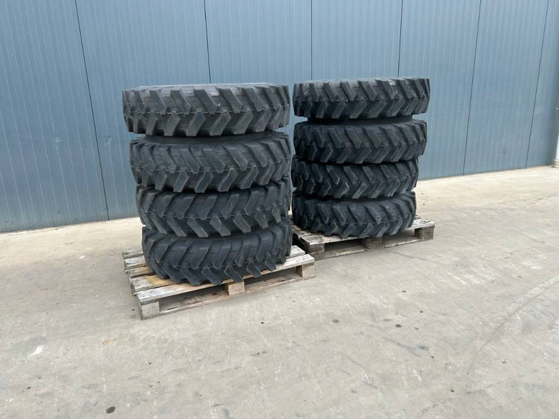 Bridgestone 1000 x 20 Set / 10.00 x 20: 4x2 Tyres - Däck och fälgar för Byggmaskiner: bild 1 Bridgestone 1000 x 20 Set / 10.00 x 20: 4x2 Tyres - Däck och fälgar för Byggmaskiner: bild 1