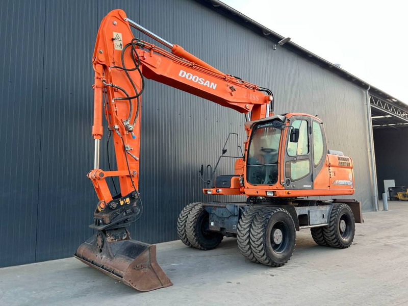 Grävmaskin på däck Doosan DX170W: bild 1