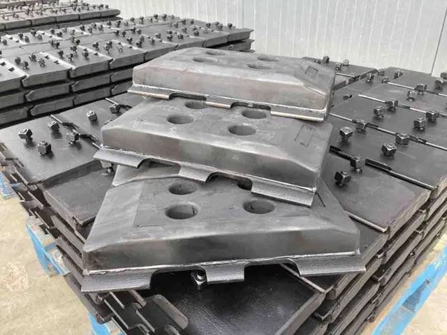 Volvo Rubber Asphalt Pads - Ram/ Chassi för Byggmaskiner: bild 1 Volvo Rubber Asphalt Pads - Ram/ Chassi för Byggmaskiner: bild 1