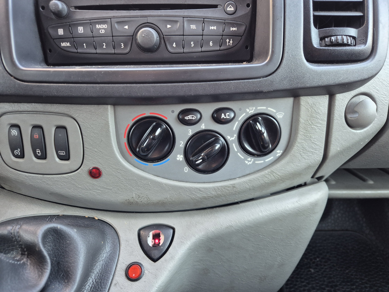 RENAULT Trafic 2.0 dCi 115 KM - Ambulans: bild 4 RENAULT Trafic 2.0 dCi 115 KM - Ambulans: bild 4