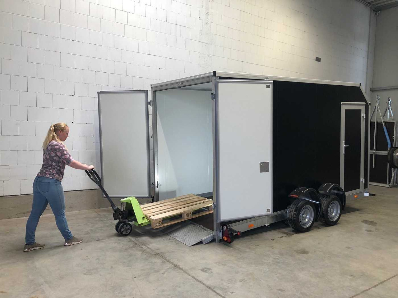 VEZEKO Husky FB K 35.40 SP EP Tür Kofferanhänger Absenker - Skåpsläp: bild 1 VEZEKO Husky FB K 35.40 SP EP Tür Kofferanhänger Absenker - Skåpsläp: bild 1