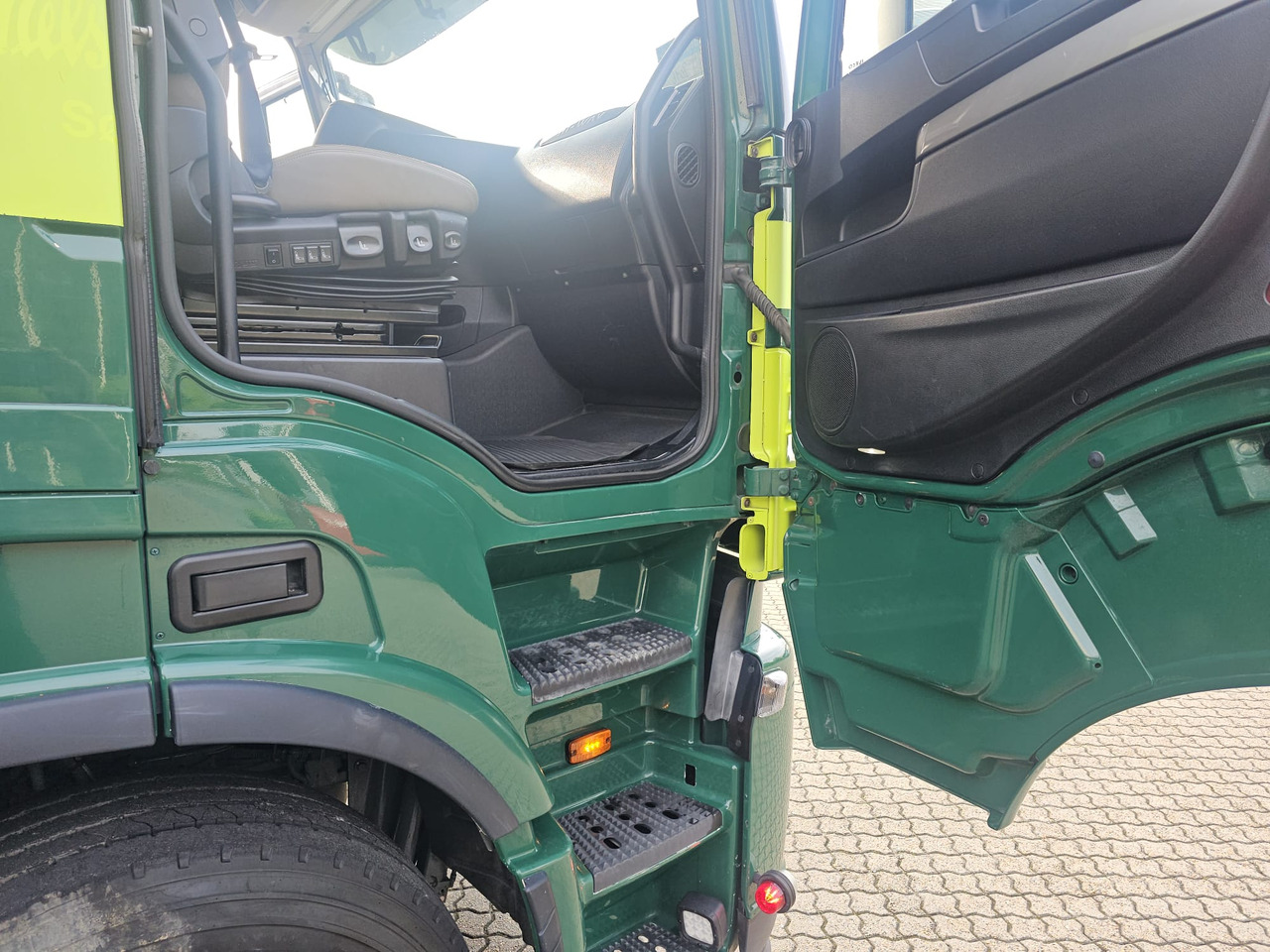 Containerbil/ Växelflak lastbil, Kranbil Iveco Stralis 560 6x4: bild 33