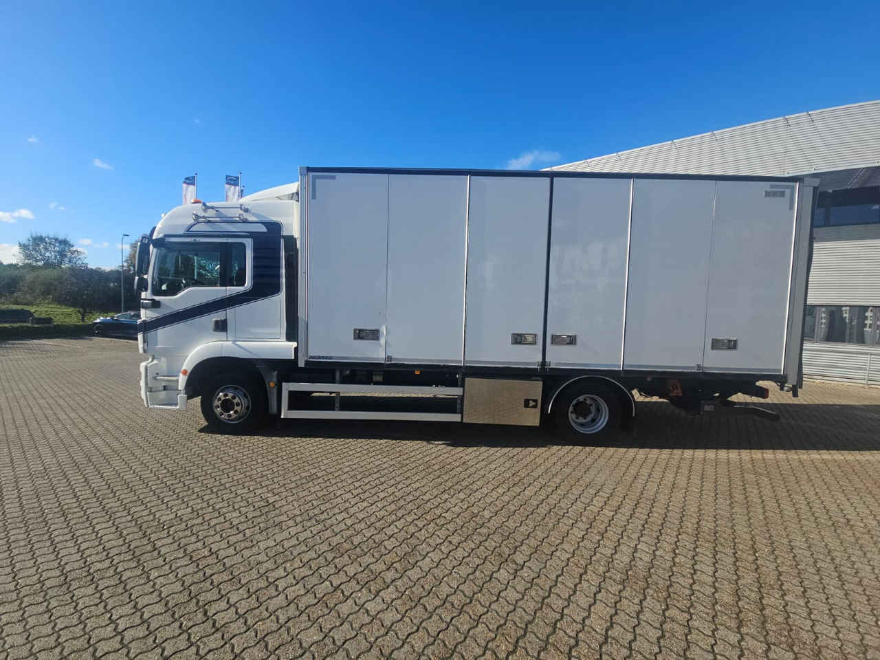 MAN TGM 15.290 - Lastbil med skåp: bild 2 MAN TGM 15.290 - Lastbil med skåp: bild 2