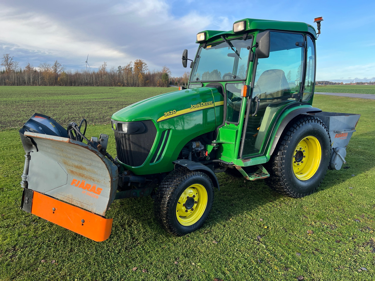 John Deere 3520 - Traktor: bild 1 John Deere 3520 - Traktor: bild 1