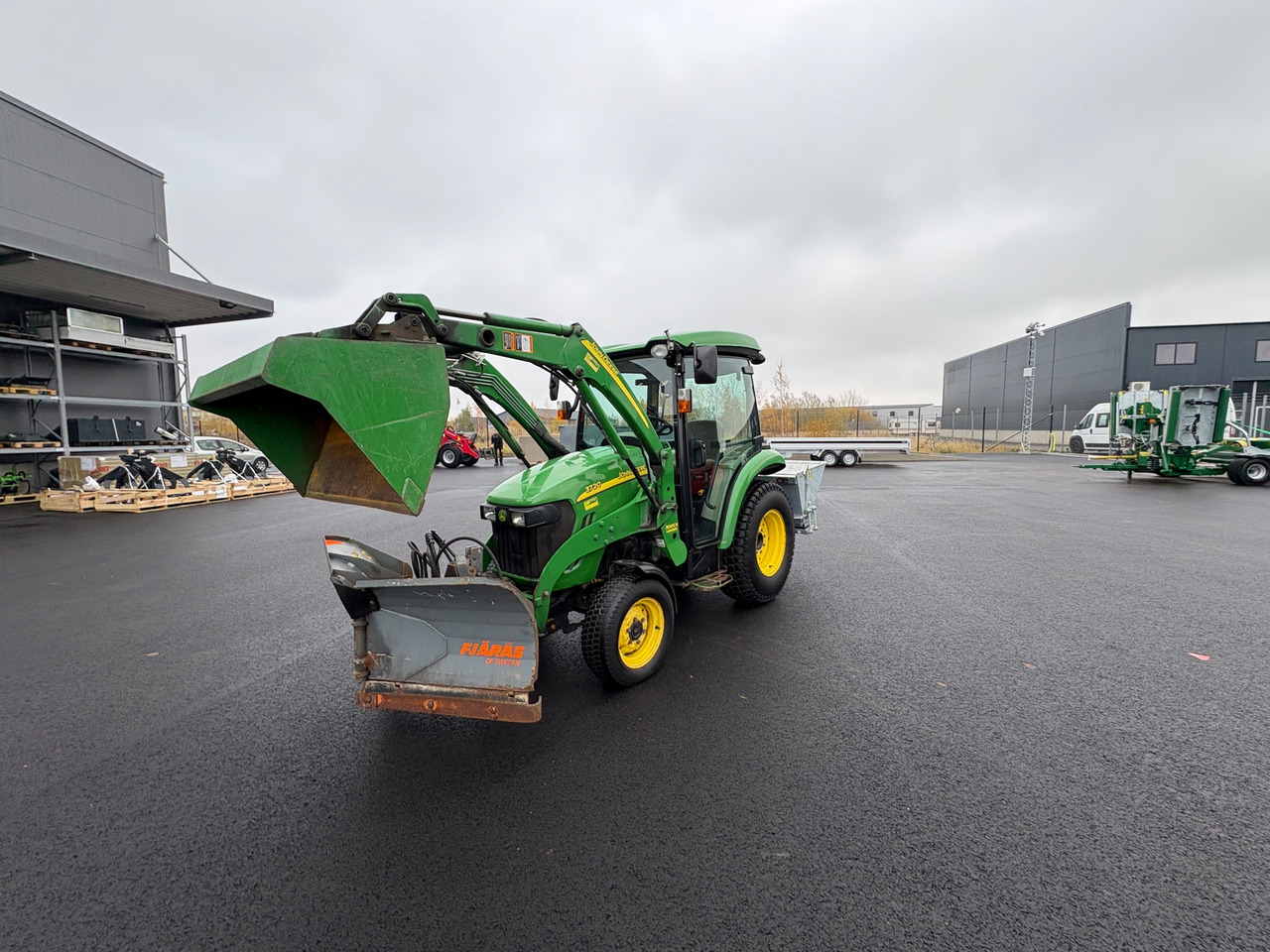 John Deere 3720 - Traktor: bild 1 John Deere 3720 - Traktor: bild 1