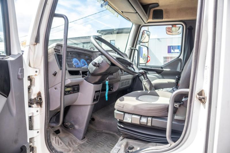 Interior photo 1: Lastbil med skåp Renault MIDLUM 180 DCI (8.5t)