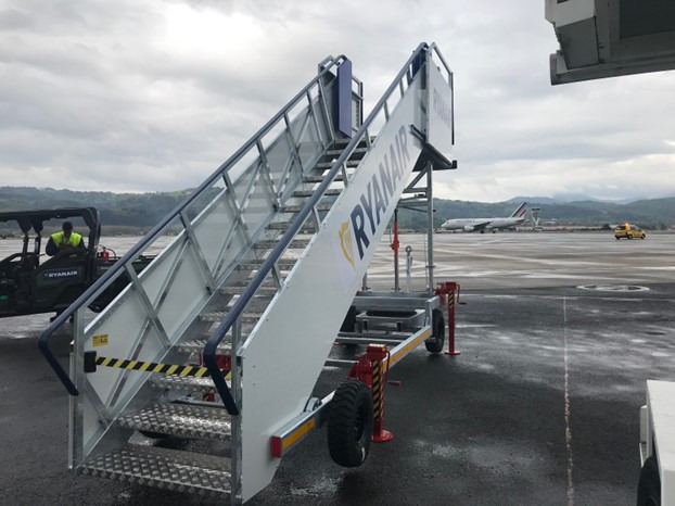 AERO-GSE B737 - A320 Towable - Passagerartrappa: bild 2 AERO-GSE B737 - A320 Towable - Passagerartrappa: bild 2