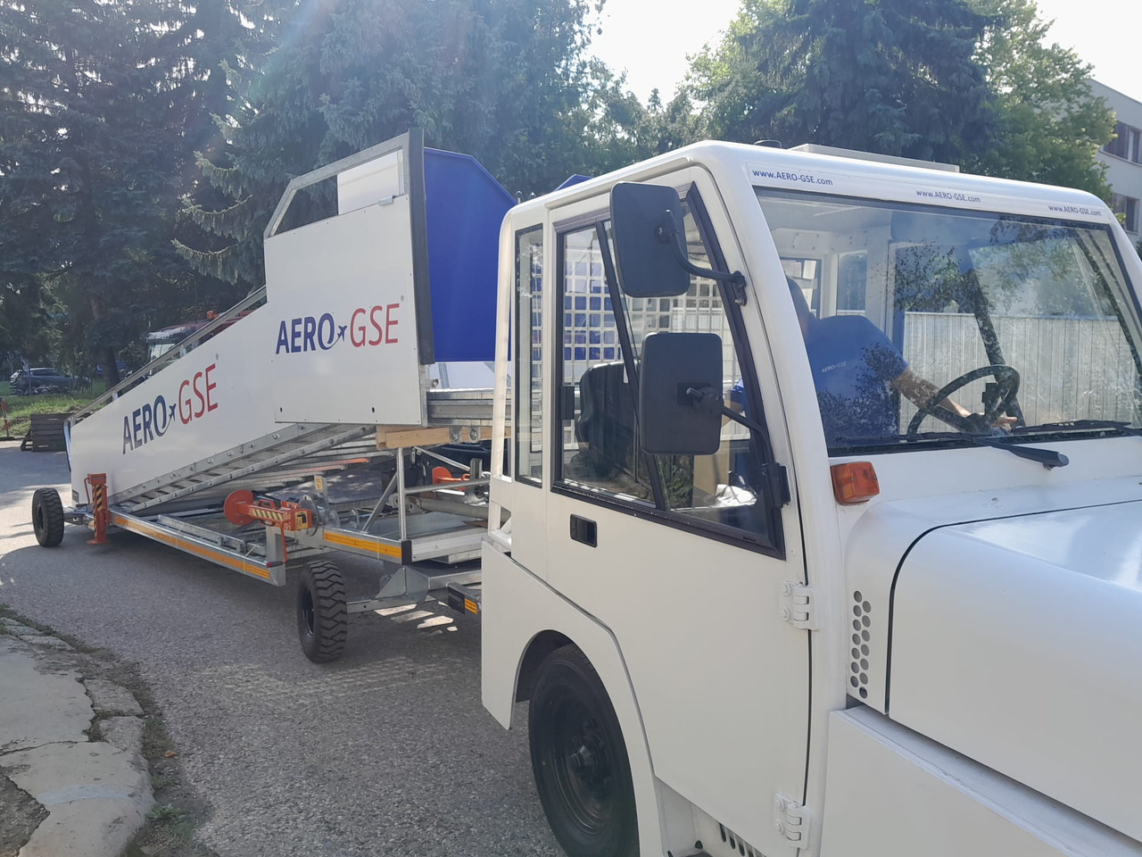 AERO-GSE stairs Towable stairs with the pedestrian movement ( 2,4-3,8m) - Passagerartrappa: bild 5 AERO-GSE stairs Towable stairs with the pedestrian movement ( 2,4-3,8m) - Passagerartrappa: bild 5