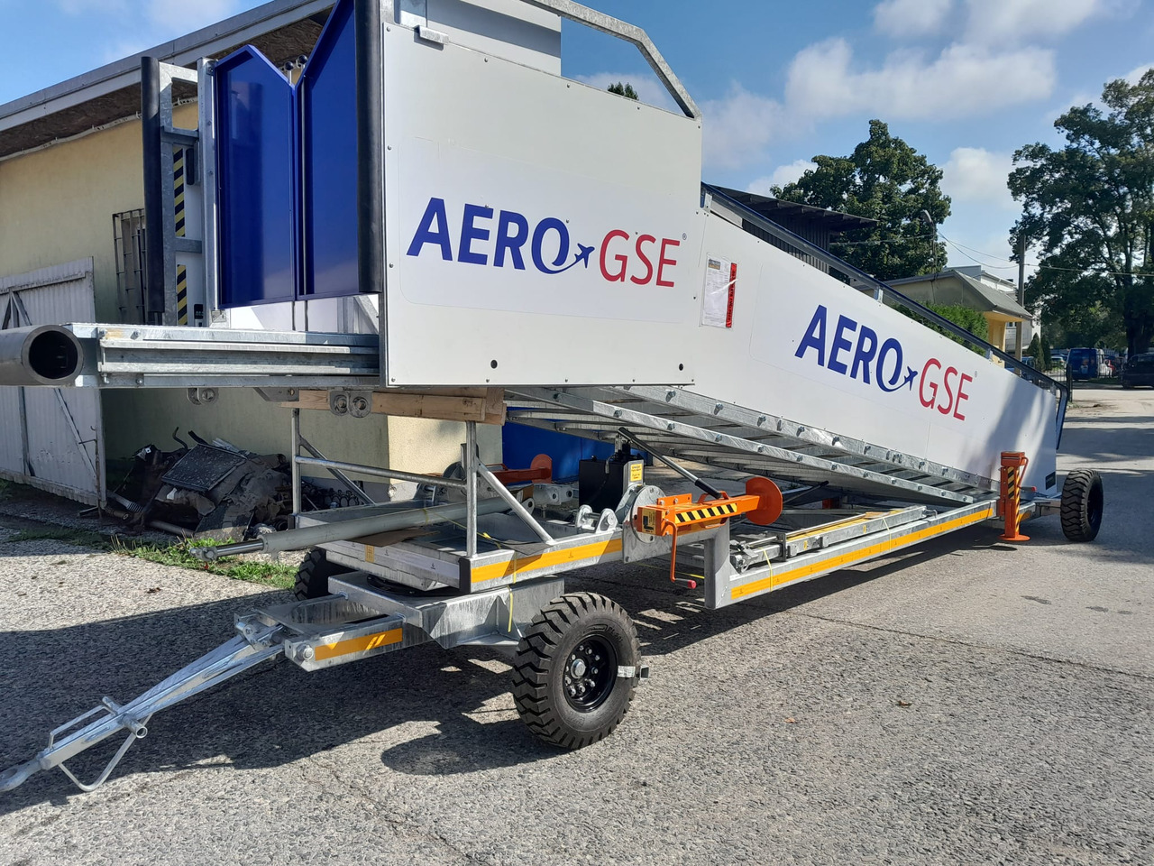 AERO-GSE stairs Towable stairs with the pedestrian movement ( 2,4-3,8m) - Passagerartrappa: bild 4 AERO-GSE stairs Towable stairs with the pedestrian movement ( 2,4-3,8m) - Passagerartrappa: bild 4