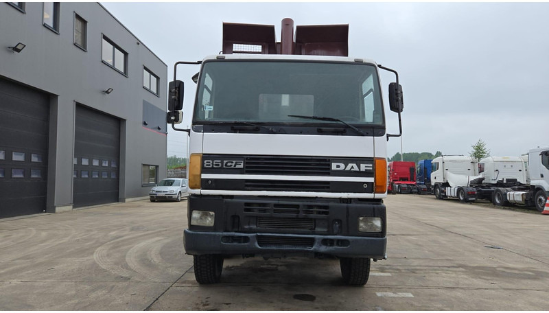 DAF 85 CF 340 (EURO 2 / MANUAL PUMP / STEEL SUSP. / POSSIBLE AS CHASSIS / 8X4) - Tippbil lastbil: bild 2 DAF 85 CF 340 (EURO 2 / MANUAL PUMP / STEEL SUSP. / POSSIBLE AS CHASSIS / 8X4) - Tippbil lastbil: bild 2