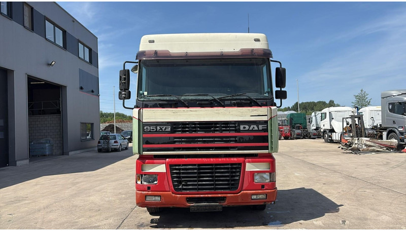 DAF XF 95.430 (EURO 3 / BOITE MANUELLE / MANUAL GEARBOX) - Dragbil: bild 2 DAF XF 95.430 (EURO 3 / BOITE MANUELLE / MANUAL GEARBOX) - Dragbil: bild 2