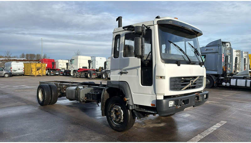 Volvo FL 220 (BELGIAN TRUCK / CAMION BELGE / MANUAL GEARBOX / BOITE MANUELLE) - Chassi lastbil: bild 2 Volvo FL 220 (BELGIAN TRUCK / CAMION BELGE / MANUAL GEARBOX / BOITE MANUELLE) - Chassi lastbil: bild 2
