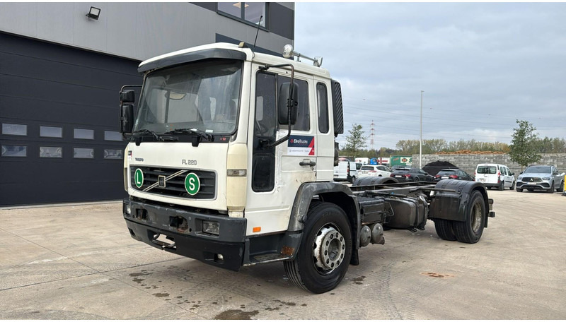 Volvo FL 220 (FULL STEEL SUSP. / 10 BOLTS / 18 TONS / VERY CLEAN CHASSIS !!! / CHASSIS 5.50M LENGHT) - Chassi lastbil: bild 1 Volvo FL 220 (FULL STEEL SUSP. / 10 BOLTS / 18 TONS / VERY CLEAN CHASSIS !!! / CHASSIS 5.50M LENGHT) - Chassi lastbil: bild 1