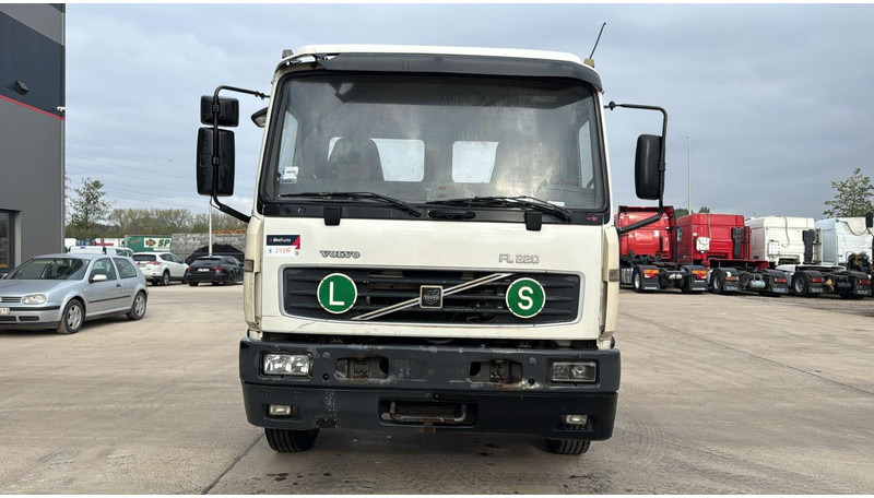 Volvo FL 220 (FULL STEEL SUSP. / 10 BOLTS / 18 TONS / VERY CLEAN CHASSIS !!! / CHASSIS 5.50M LENGHT) - Chassi lastbil: bild 2 Volvo FL 220 (FULL STEEL SUSP. / 10 BOLTS / 18 TONS / VERY CLEAN CHASSIS !!! / CHASSIS 5.50M LENGHT) - Chassi lastbil: bild 2