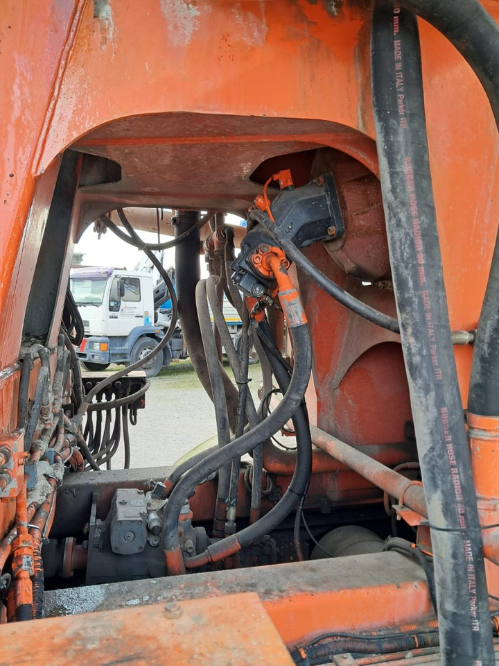 VOLVO FM 84R 440 SERMAC 4Z28 - Betongbil med pump: bild 5 VOLVO FM 84R 440 SERMAC 4Z28 - Betongbil med pump: bild 5