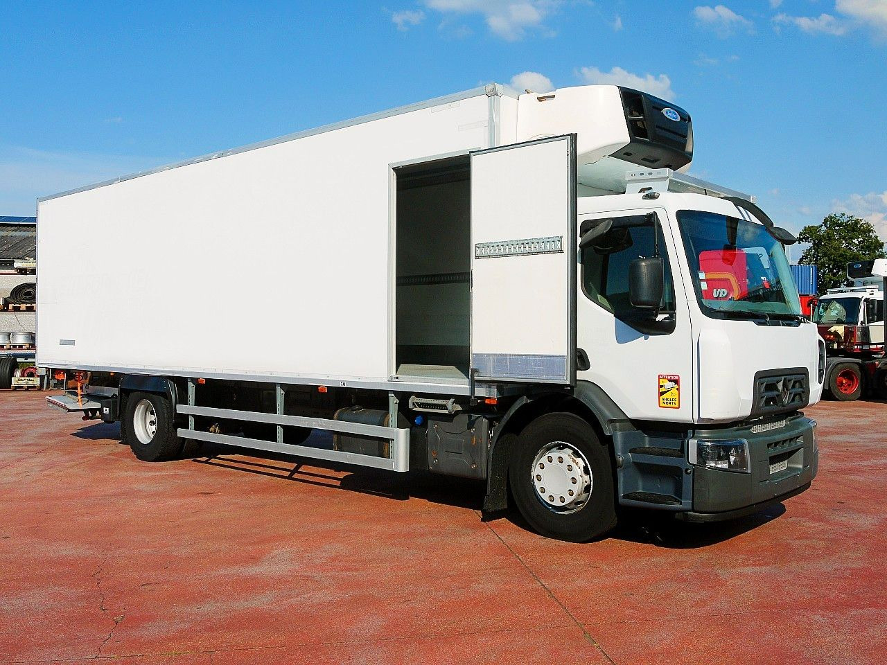 Renault D19.280 KUHLKOFFER CARRIER SUPRA 1150 MT - Kylbil lastbil: bild 3 Renault D19.280 KUHLKOFFER CARRIER SUPRA 1150 MT - Kylbil lastbil: bild 3