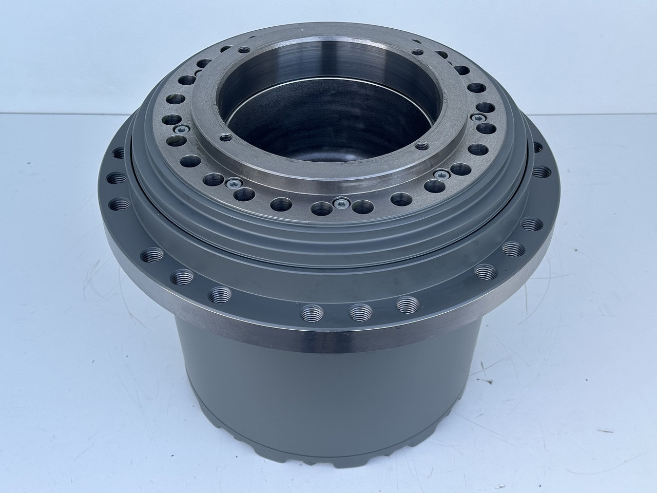 LIEBHERR Original Liebherr Fahrantrieb Typ:LPI0700 30S 0002 00 mit ID-Nr.12891035 – ID-Nr.12977341. R922-1487, R924-1677, R926 K-LC-1827, R926-1715. #12891035.545-01664# - Slutdrev för Bandgrävare: bild 1 LIEBHERR Original Liebherr Fahrantrieb Typ:LPI0700 30S 0002 00 mit ID-Nr.12891035 – ID-Nr.12977341. R922-1487, R924-1677, R926 K-LC-1827, R926-1715. #12891035.545-01664# - Slutdrev för Bandgrävare: bild 1