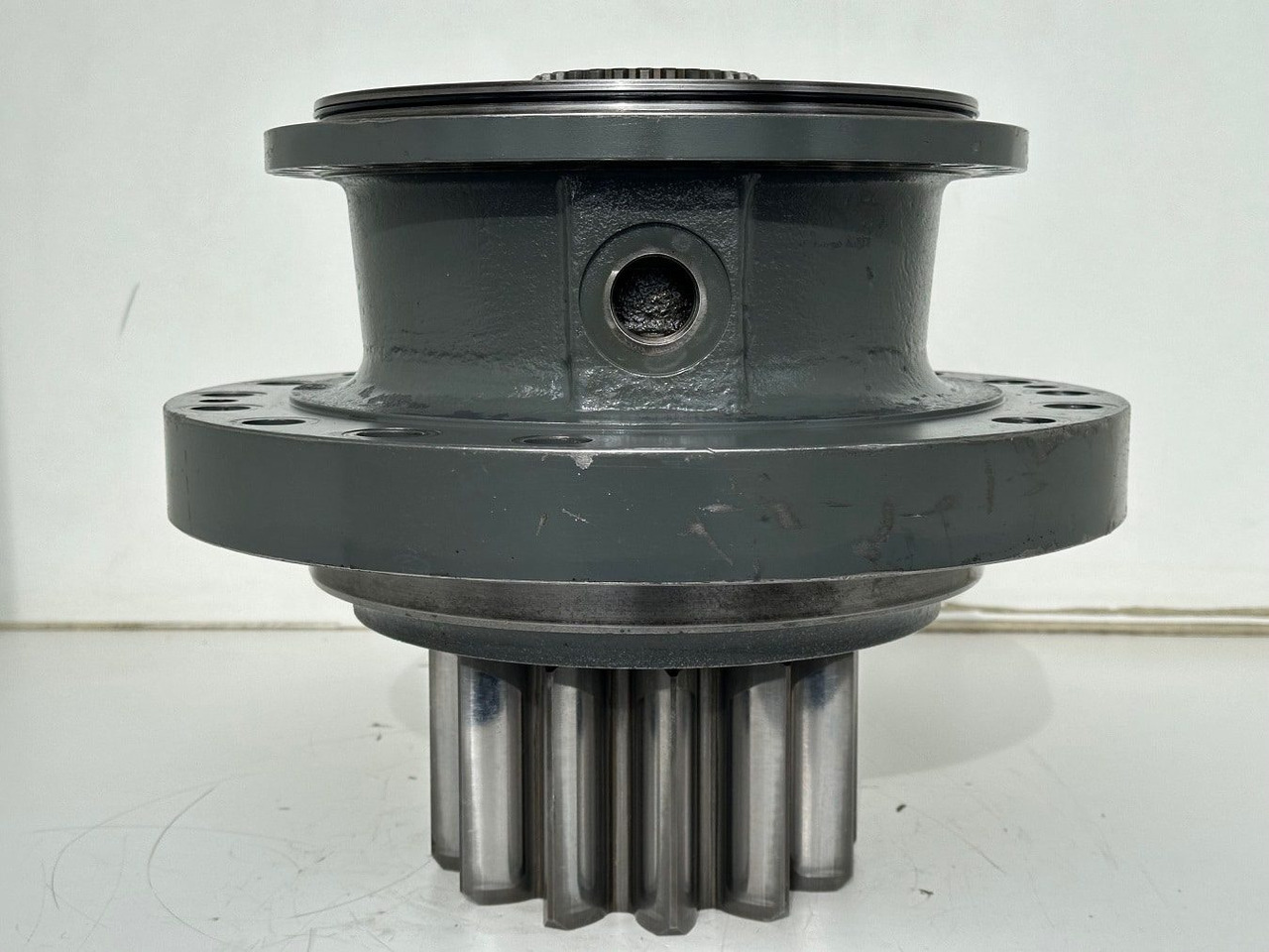 Liebherr Abtriebswellengehäuse ID-Nr.90013701 mit Abtriebswelle ID-Nr.90214087. SAT275A290. R922 LC-1486. R924 LC-1487. #0871#0876# - Transmission för Byggmaskiner: bild 1 Liebherr Abtriebswellengehäuse ID-Nr.90013701 mit Abtriebswelle ID-Nr.90214087. SAT275A290. R922 LC-1486. R924 LC-1487. #0871#0876# - Transmission för Byggmaskiner: bild 1