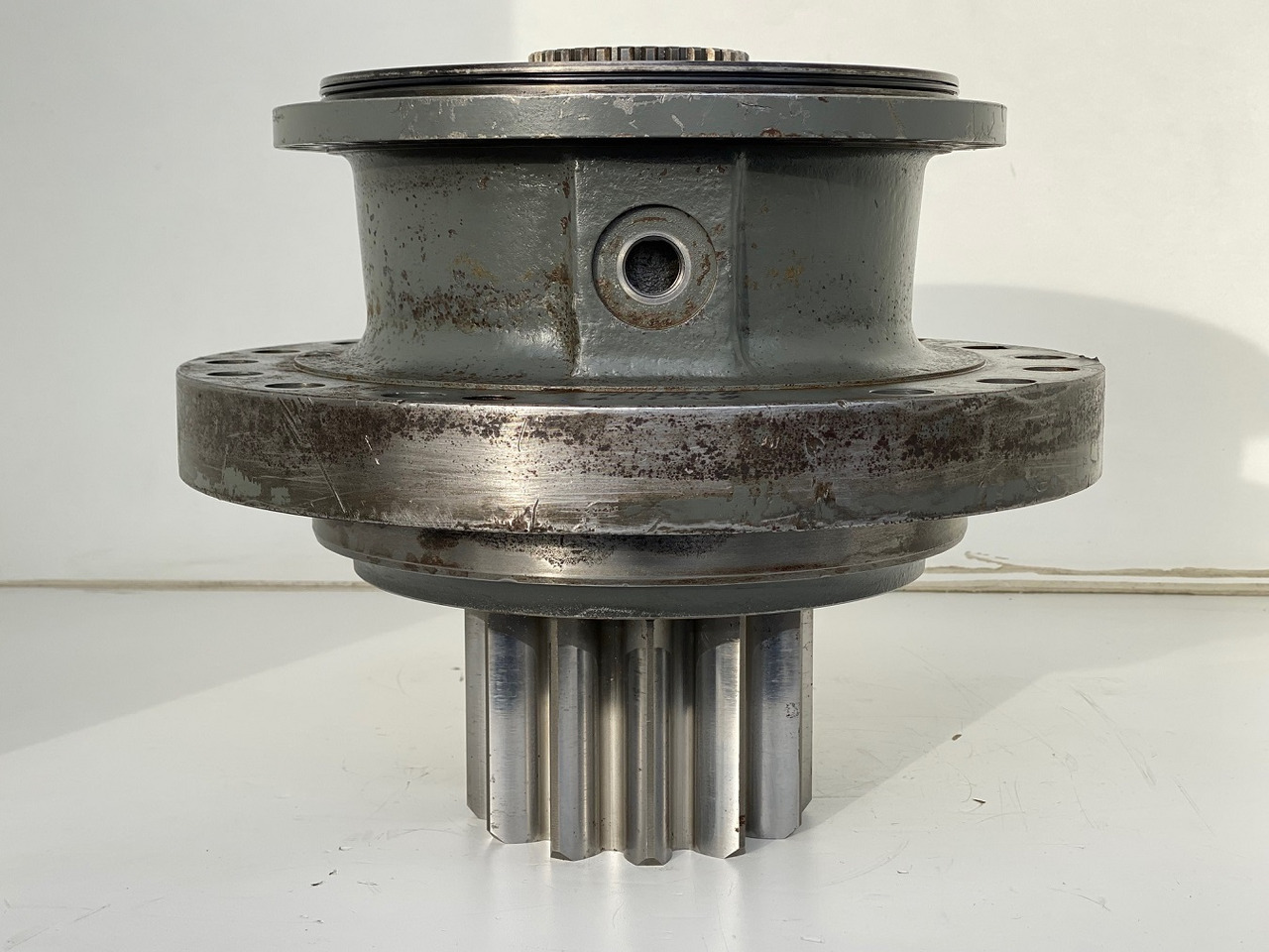 Liebherr Abtriebswellengehäuse ID-Nr.90018934 mit Abtriebswelle ID-Nr.90204999. SAT275/260 - SAT275/261 - SAT275/266 - SAT275/289. #1788#1730# - Växellåda för Byggmaskiner: bild 1 Liebherr Abtriebswellengehäuse ID-Nr.90018934 mit Abtriebswelle ID-Nr.90204999. SAT275/260 - SAT275/261 - SAT275/266 - SAT275/289. #1788#1730# - Växellåda för Byggmaskiner: bild 1